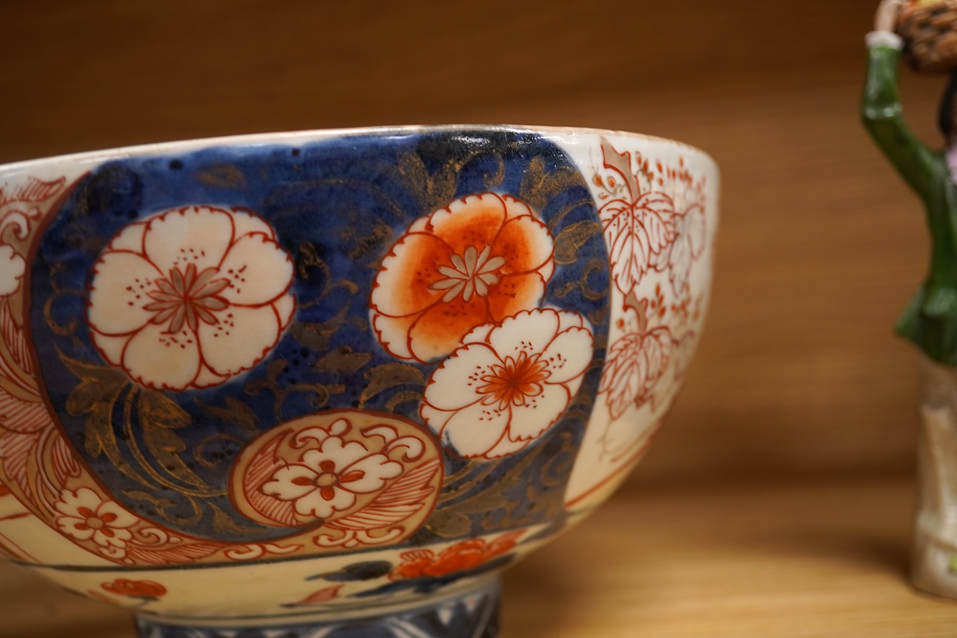 An 18th century Japanese Arita Imari bowl, 23.5cm diameter